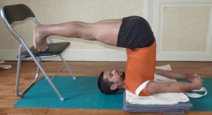 halasana avec chaise