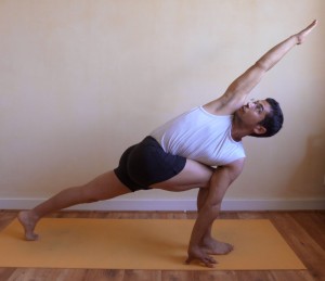 posture parivrtta parsvakonasana